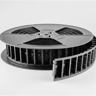 Emballage sécurisé pour les composants en bande de support en relief pour la fabrication d'électronique