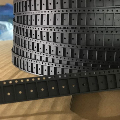 Emballage sécurisé pour les composants en bande de support en relief pour la fabrication d'électronique