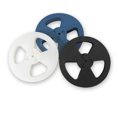 La bobine en plastique de 13 pouces a gravé le transporteur que en refief la bande 10E5-10E10 adaptent la longueur aux besoins du client