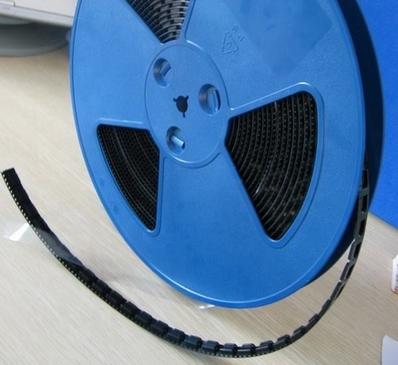 La bobine en plastique de 13 pouces a gravé le transporteur que en refief la bande 10E5-10E10 adaptent la longueur aux besoins du client