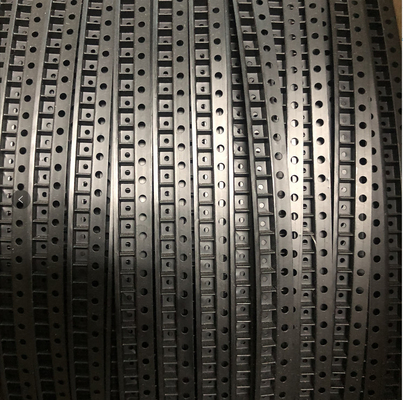 Emballage sécurisé pour les composants en bande de support en relief pour la fabrication d'électronique