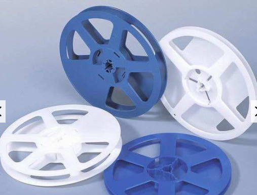 - Rouleau de câble en plastique facile à manœuvrer et à ranger avec poignées intégrées et kits de roues en option