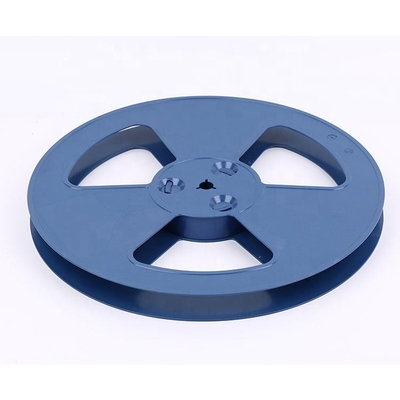 Le rouleau de câble en plastique de 77 mm de largeur est un accessoire essentiel pour l'organisation des câbles