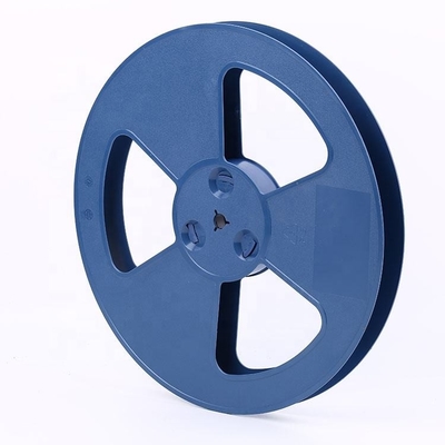 Le rouleau de câble en plastique de 77 mm de largeur est un accessoire essentiel pour l'organisation des câbles