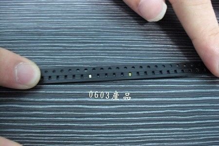 Bobine de ruban de transport gaufré antistatique 10E5 Ω/sq - Largeur 12mm/24mm pour l'emballage de relais de puissance