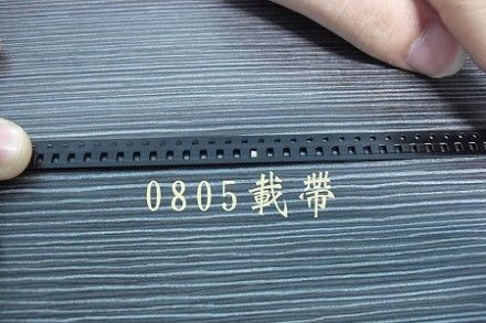 Bobine de ruban de transport gaufré antistatique 10E5 Ω/sq - Largeur 12mm/24mm pour l'emballage de relais de puissance