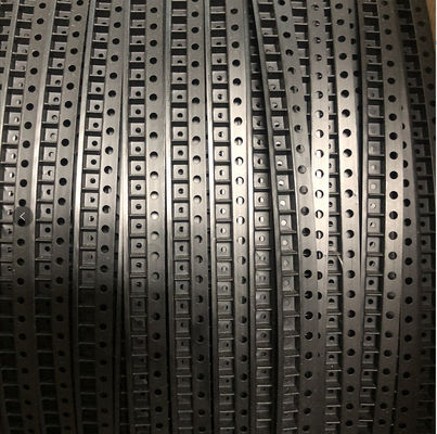 La bobine en plastique de 13 pouces a gravé le transporteur que en refief la bande 10E5-10E10 adaptent la longueur aux besoins du client