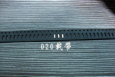 Bobine de ruban de transport gaufré antistatique 10E5 Ω/sq - Largeur 12mm/24mm pour l'emballage de relais de puissance